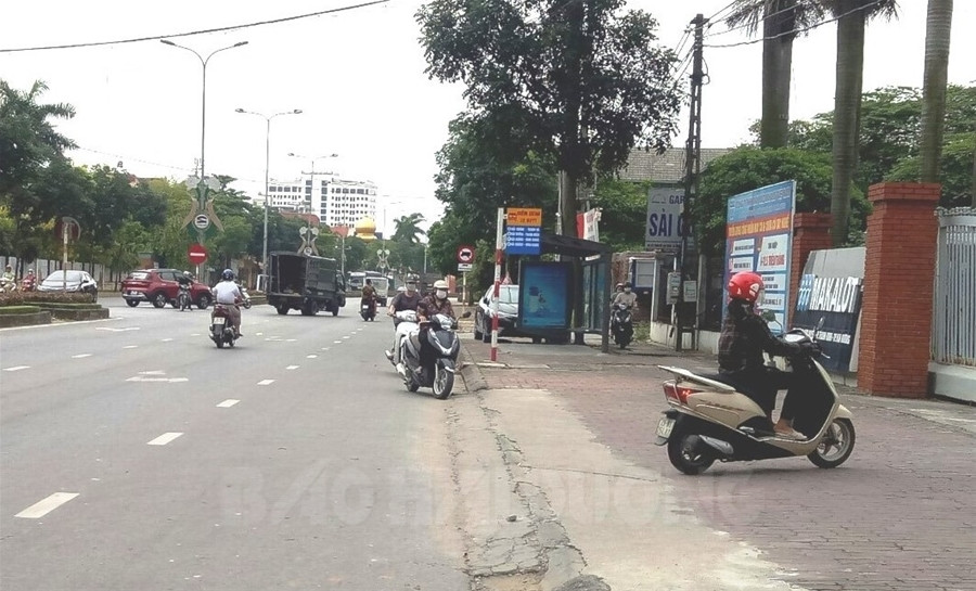 Công nhân đi ngược chiều để vào công ty Makalot Việt Nam